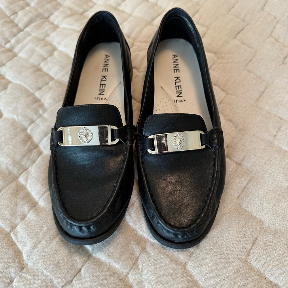 Black size 9 Anne Klein loafers